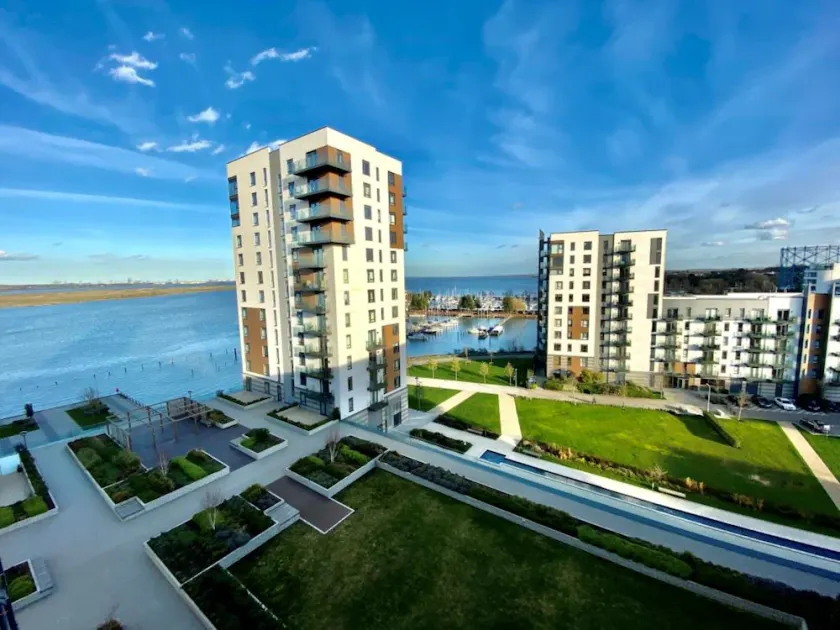 Stunning Lake n City View 2BD 2BA - Image 1