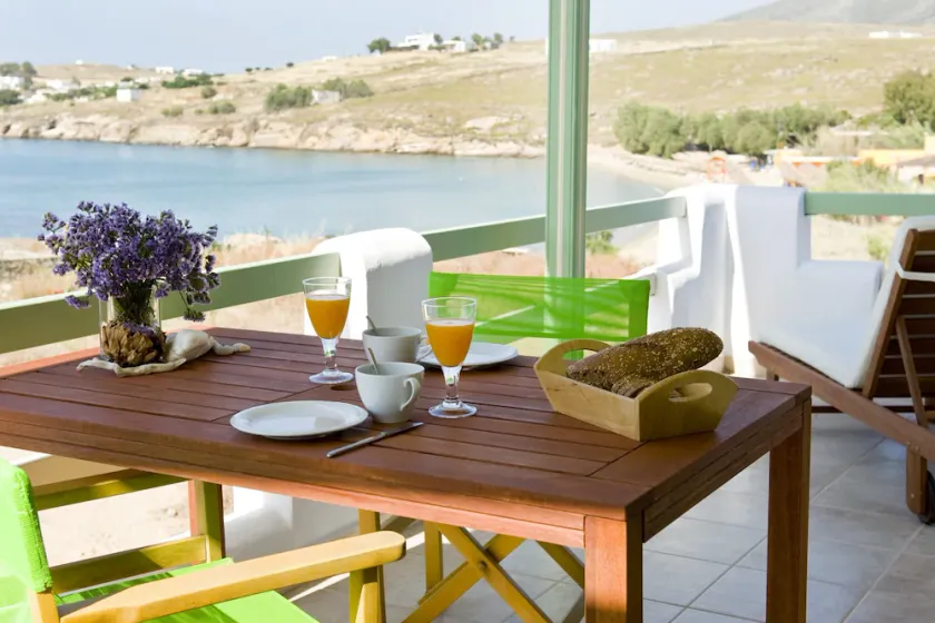 Di Julia Beach Studio in riva al mare, con terrazza e vista mare. - Image 1