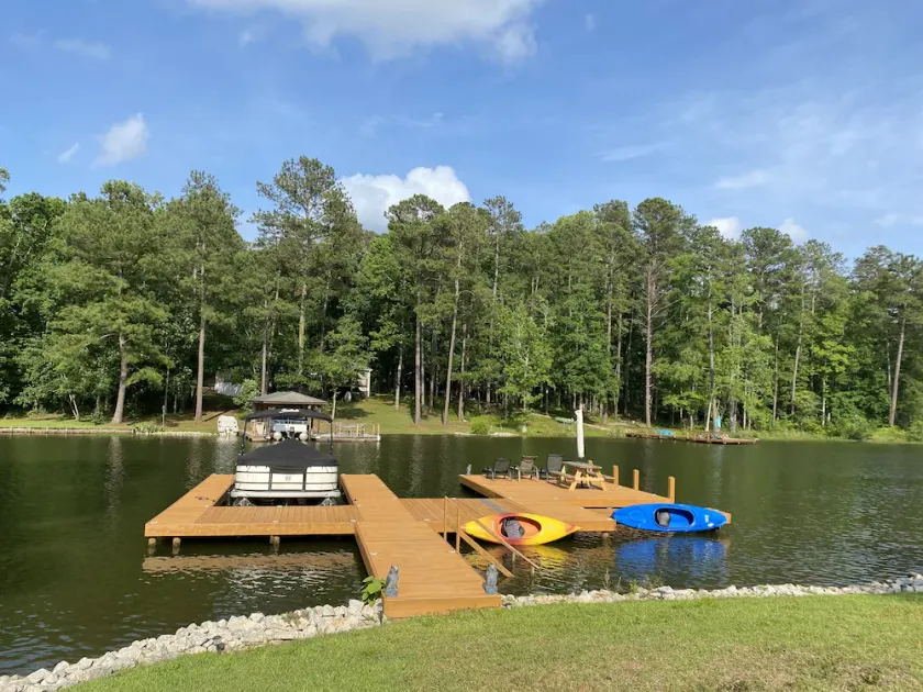 Quiet Cove 4 Bedroom Lake Retreat, Large Dock & Fire Pit 🎣⛵️☀️ - Image 1