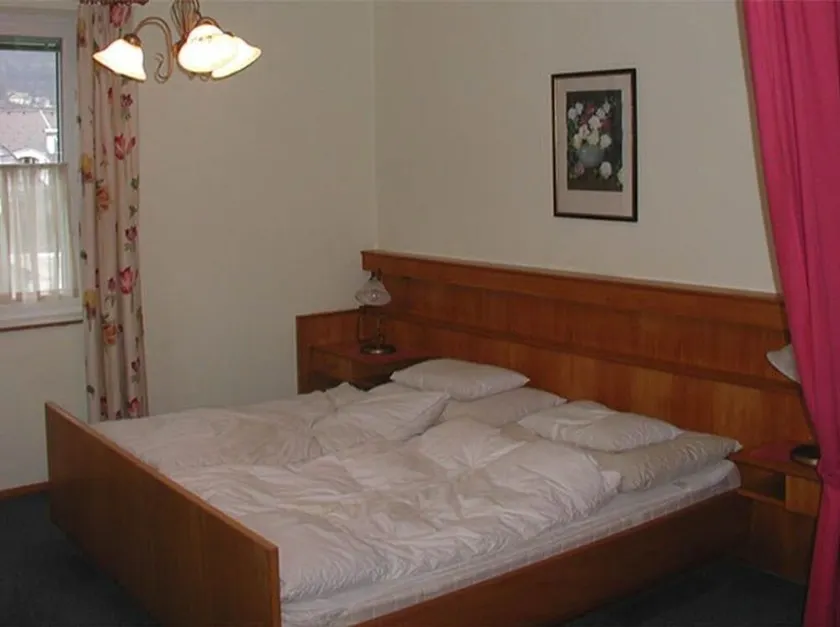 stort dobbeltværelse uden balkon nr. 10 - Hotel Garni Stabauer - Image 1