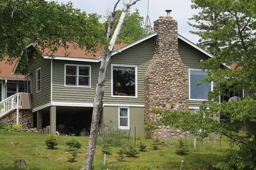 Lakefront Large Lodge in quiet bay~ Pontoon Rental Available - Image 1
