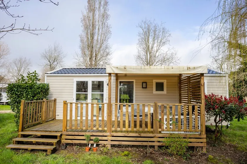 Mobil Home 'Au Petit Bonheur' con piscina compartida, terraza privada y jardín privado - Image 1