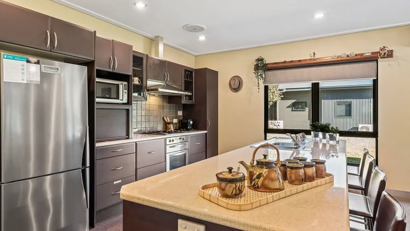 Kickenback Chalet - 2BR Chalet l Gym l Indoor Pool l Tennis Court l WiFi l Air-Con - Image 1