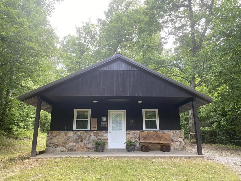 Charming Secluded Getaway Cabin within minutes of amenities  - Image 1