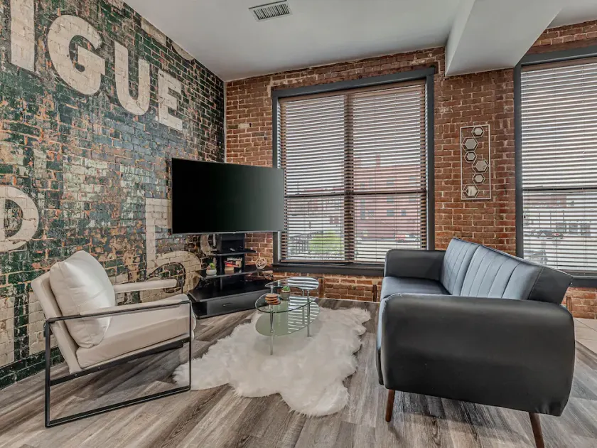 Deluxe Studio in Historic Downtown Building! - Image 1