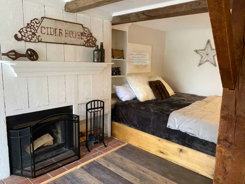Deluxe King, kitchenette, fireplace - Image 1