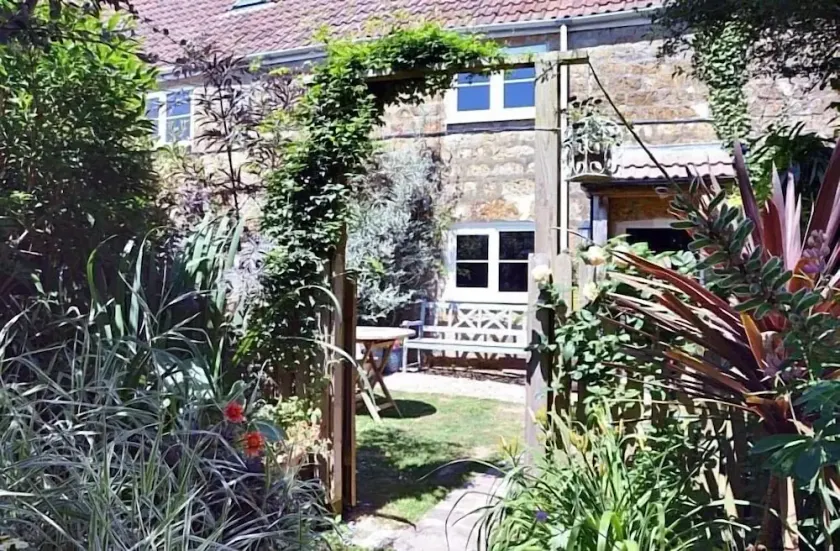 Rural location,on network of footpaths,close to country pub - Image 1