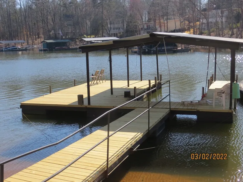 LAKEFRONT Retreat! <br>Escape To Lake Hartwell in this lakeside cottage!  - Image 1