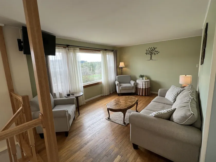 1008 on Ten - minutes to All Star Village, quiet setting - Image 1