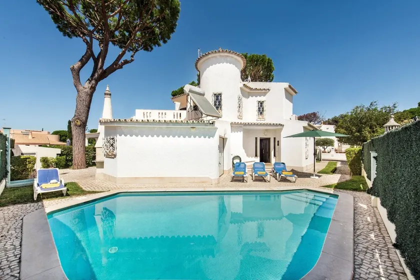 Residential cul-de-sac walking distance to centre, private pool, free A/C & wifi - Image 1