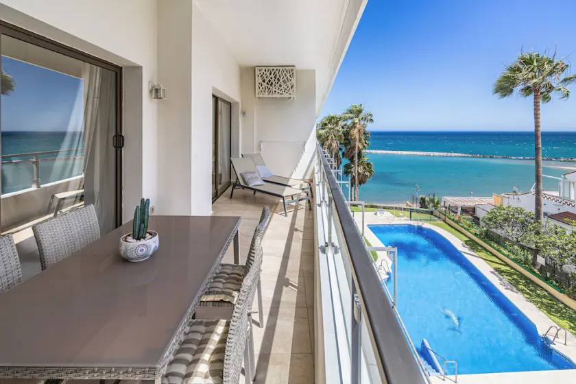 New luxury apartment 1st line, access to the beach - Image 1