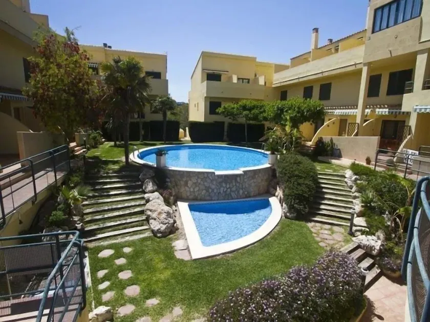 Härlig 4 Bed 3 Bath Family Townhouse med luftkonditionering 5 min promenad från Arenal stranden - Image 1