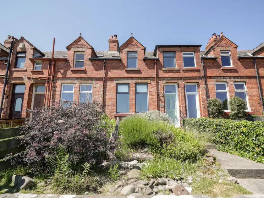 POW-WOW SHORE COTTAGE, pet friendly, with open fire in Annan - Image 1