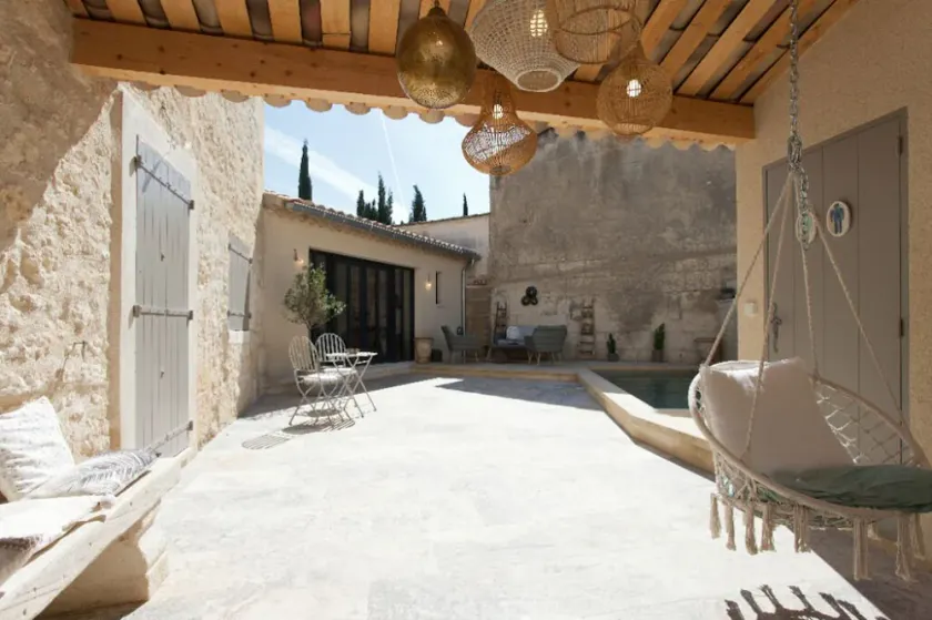 Arkitekthus i provencalsk landsbycentrum med opvarmet pool - Image 1