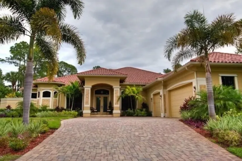 Dream villa under palm trees on two hectares of land with saltwater pool - Image 1