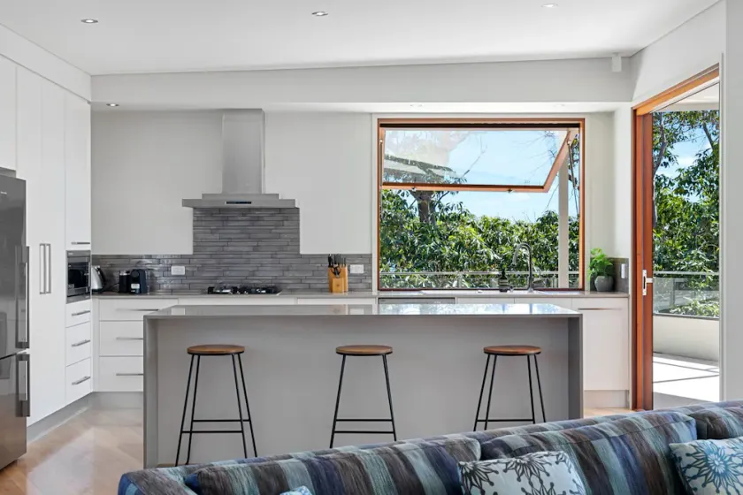 Penthouse apartment in central Point Lookout.  Walk to beach. - Image 1