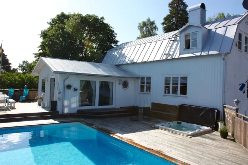 Exclusive villa with private swimmingpool and spa pool - close to Stockholm City - Image 1