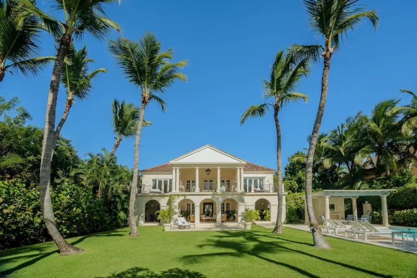 Luxury villa in golf resort near private beach - Image 1