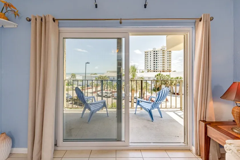 Vente de nuit gratuite! Oceanfront Condo. À quelques pas de la plage. Magnifique vue sur l'océan - Image 1