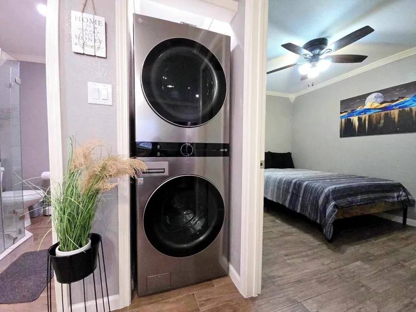 Cozy, Modern Stay Located Near Hobby Airport, And Many Facories - Image 1