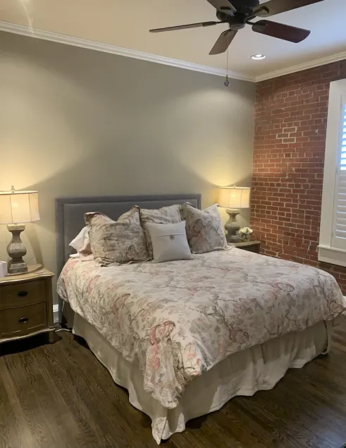 Center of Downtown- Upscale 1Br/1Ba with patio & private entrance - Image 1