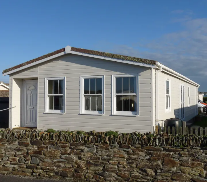 Delightful three bed property with lovely garden  a short drive to local beaches - Image 1