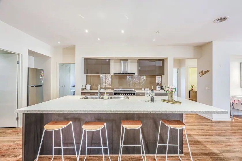 Stylish Luxe House For Big Group Near Shopping Center - Image 1