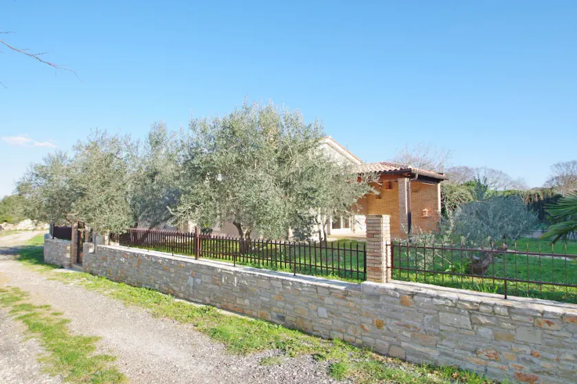 Holiday house on peaceful location in the suburb of Pula - Image 1