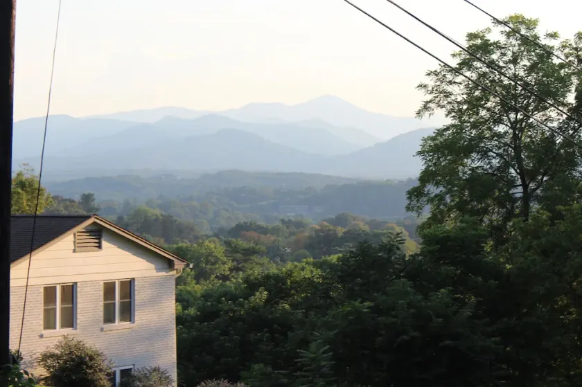 Excellent Mountain Views and Short Walk to Downtown Asheville - Image 1