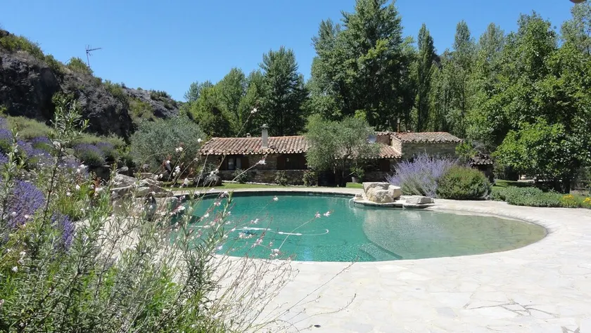 Soberbo redil com excelente piscina em um cenário excepcional, sem prédio em frente. - Image 1