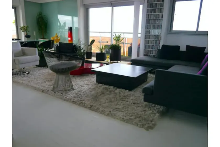 Large apartment with panoramic view and balcony. - Image 1