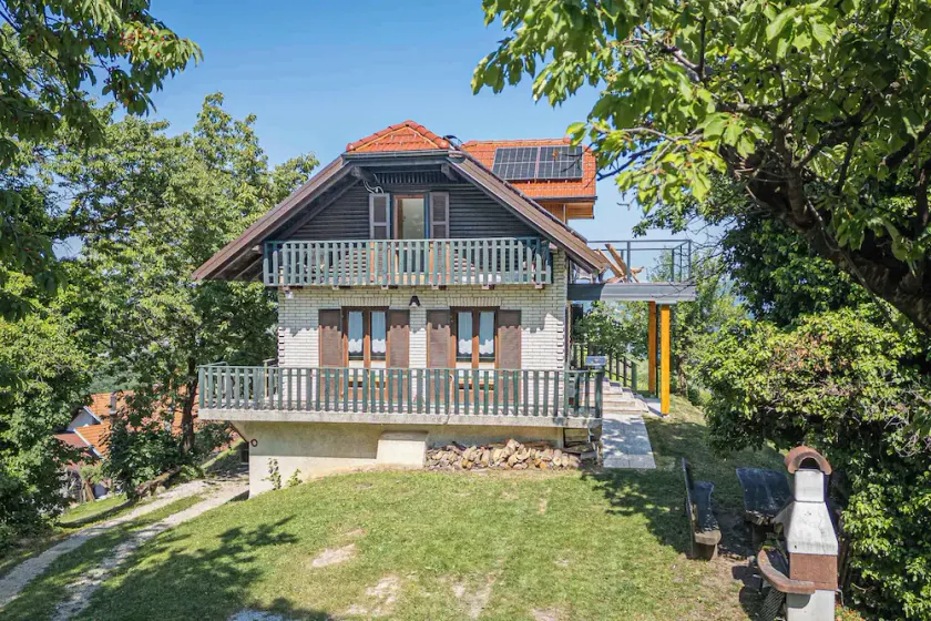 Holiday home with internet access and barbecue - Image 1