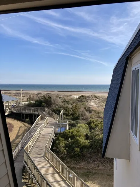 Family resort atmosphere on beautiful Atlantic Beach, North Carolina - Image 1
