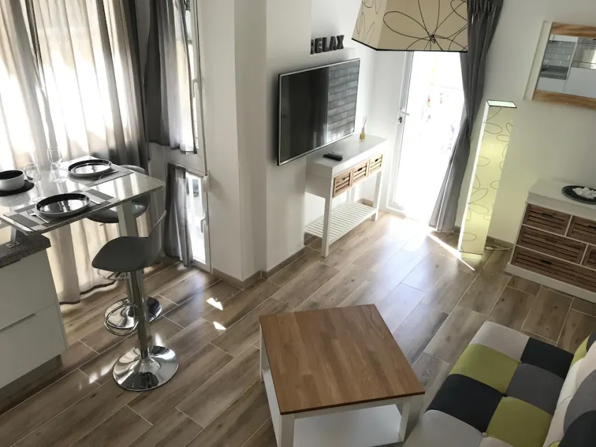 Central apartment, all renovated, with sunny balcony and free bicycles - Image 1