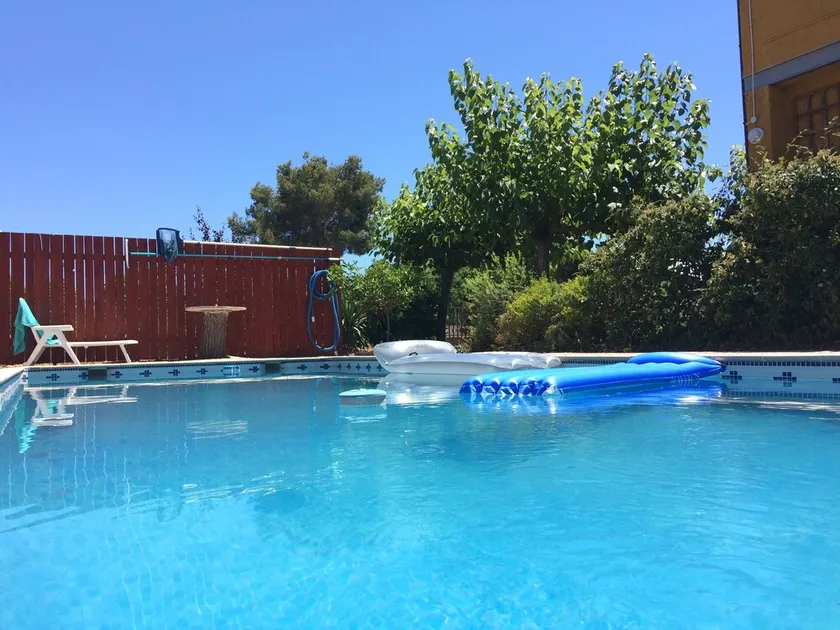 Stor privat pool, helt nybygget køligt luftigt fladt, haver, parkering, WiFi - Image 1