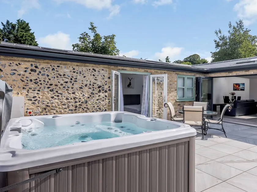 2 bedroom accommodation in Santon Downham - Image 1