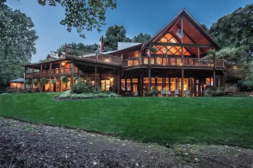 Lakefront Cabin Retreat. Private Setting. Sleeps 20. Boat Rental - Image 1