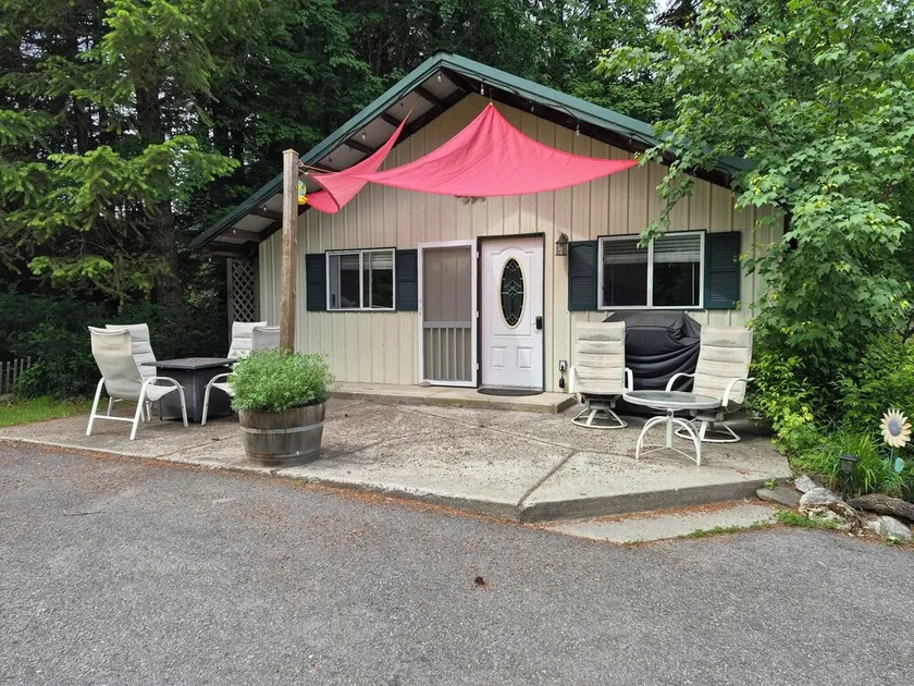 Cute country cabin. Close to lake and easy freeway access. Close to Spokane/CDA - Image 1