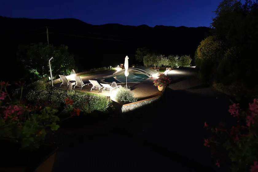 Cottage with garden and heated pool - Image 1