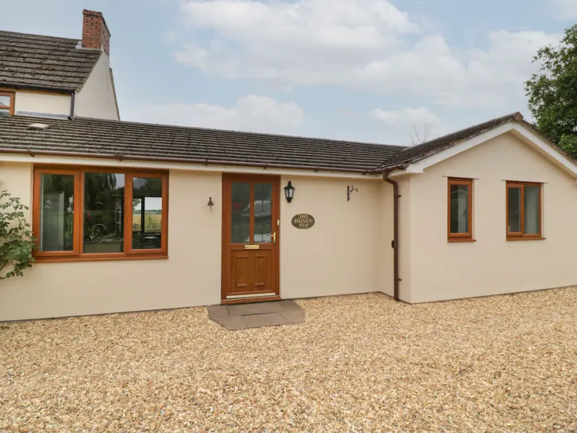 THE HONEY POT, romantic, with hot tub in Chepstow - Image 1