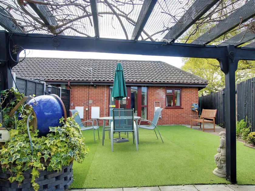 A family friendly or couples base to explore the local sights and attractions. - Image 1