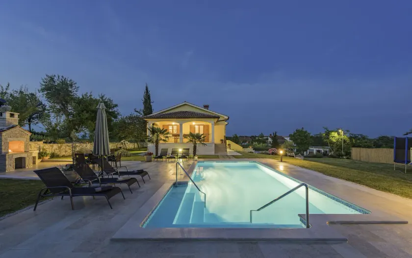 Beautiful new villa with pool - Image 1