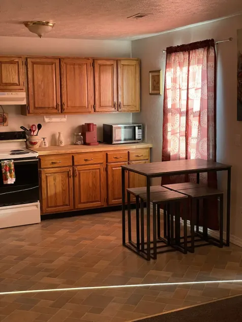 Vacation Condo #5 2BR with full kitchen, walk to river and shops, pets welcome - Image 1