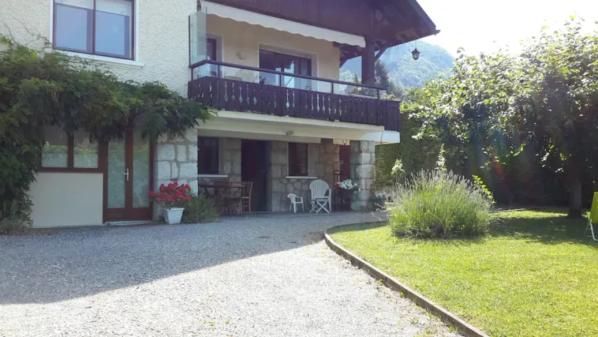 F3 rez de chaussée d'une villa bord du lac - Image 1