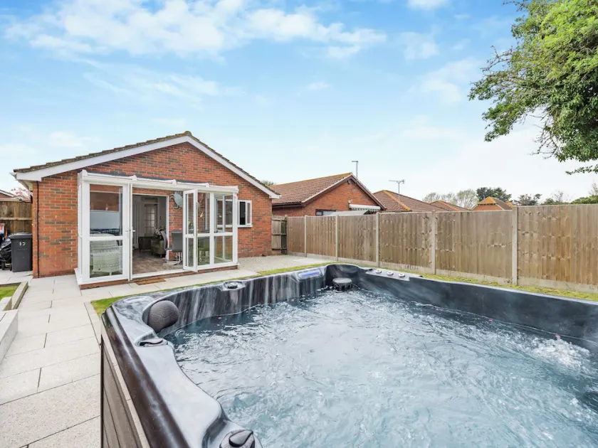2 bedroom accommodation in Herne Bay - Image 1