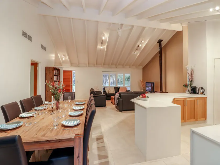 Seabreeze on Peppermint Drive, 200m from the beach, plenty of room for your boat - Image 1