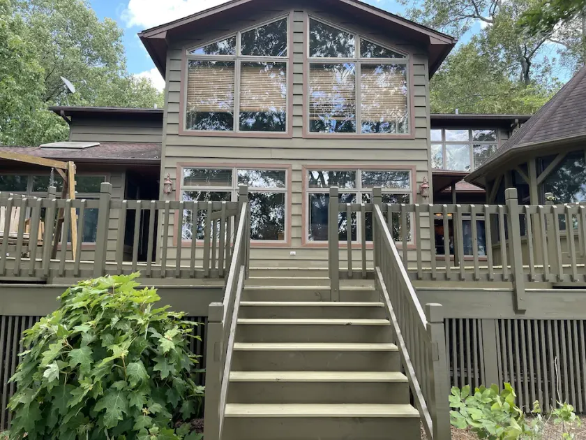 Lakeside Luxury: Experience Tranquility in Our Remodeled Lake House - Image 1