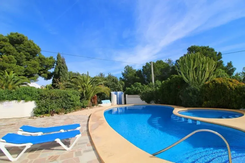 Villa Robert. Smart detached Villa with communal pool and fully fenced garden - Image 1