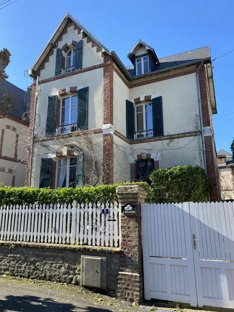 Villa near beach and shops - Image 1