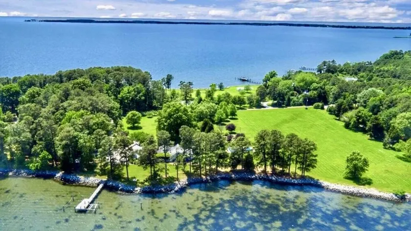 Breathtaking Waterfront Estate - Image 1